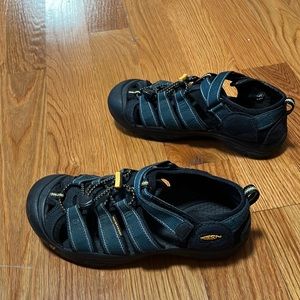 Keens boys sandals measures 24 cm